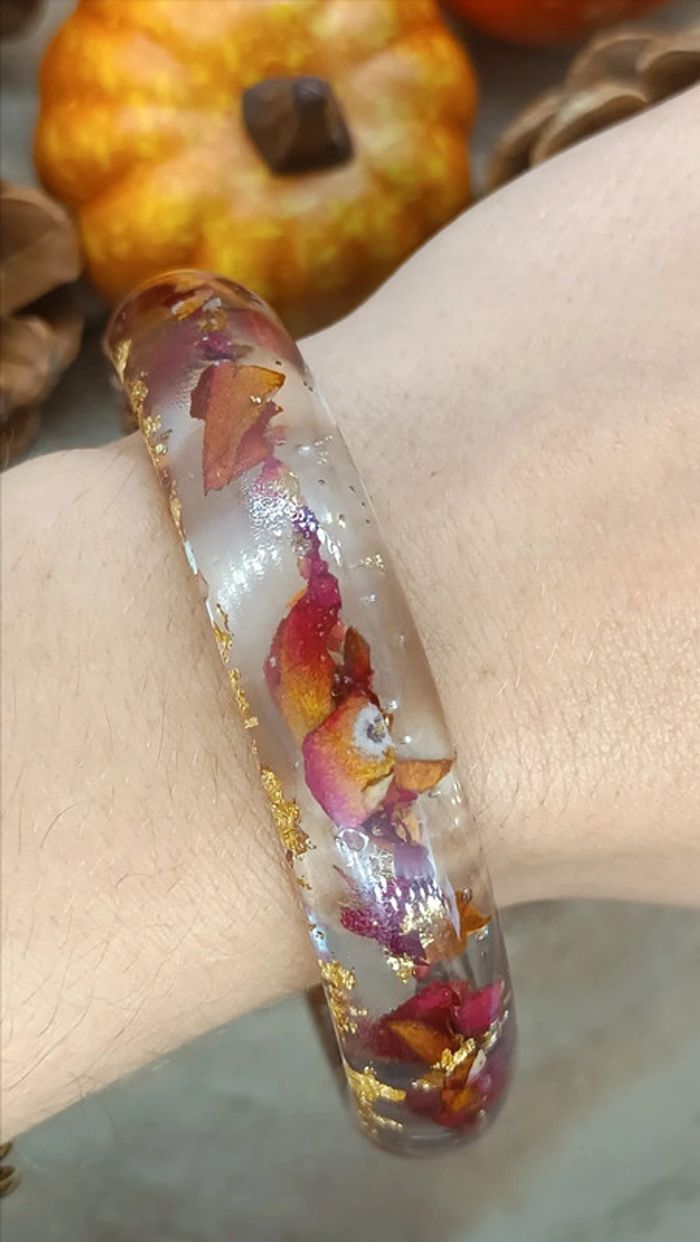 Joli bracelet en résine et feuilles séchées