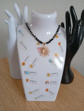 Collier soleil bohème doré perles noirs strass
