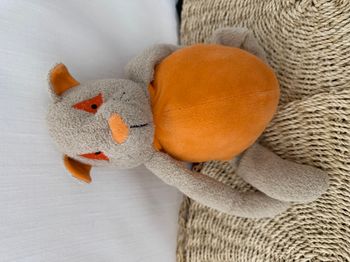 doudou chien ventre orange yeux orange losange