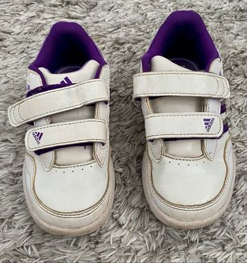 Baskets blanches et violettes – Adidas