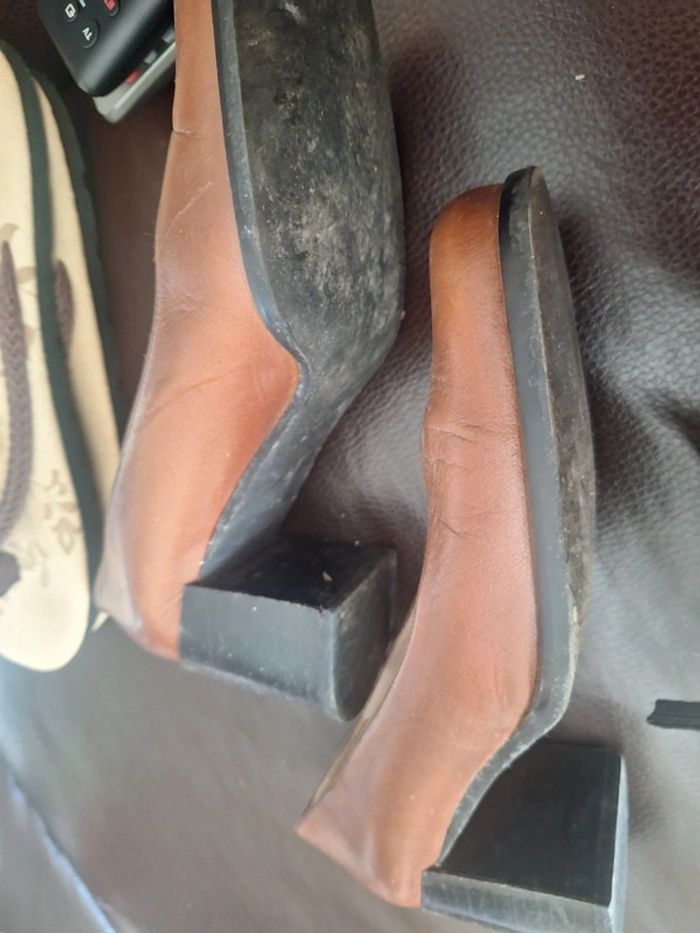 Escarpin maron uni talon large noir - photo numéro 3