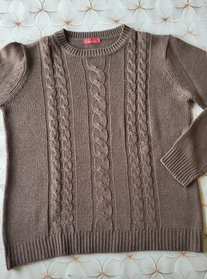 Pull  marron  en maille  Hiver  Femme taille  46/48 très  bon  état  Tissaia