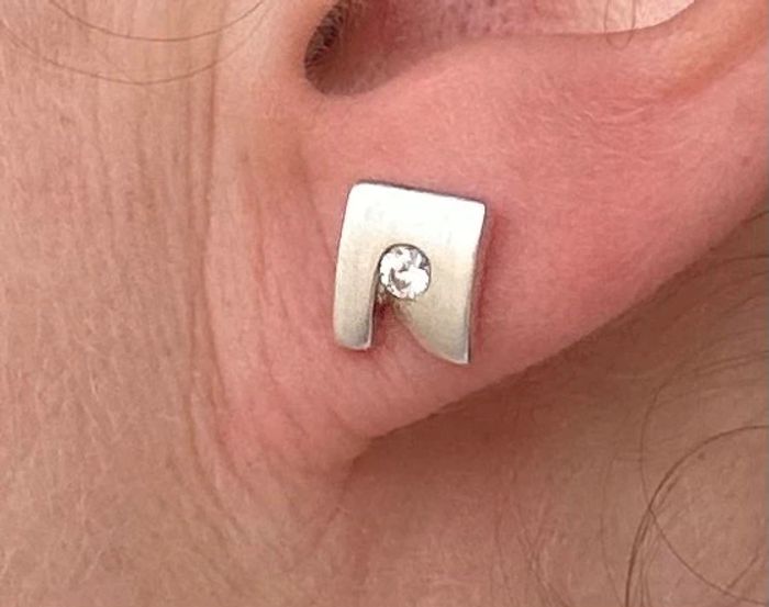 Jolie paire de boucles d’oreilles carrées en argent massif avec petit brillant femme TBE - photo numéro 9
