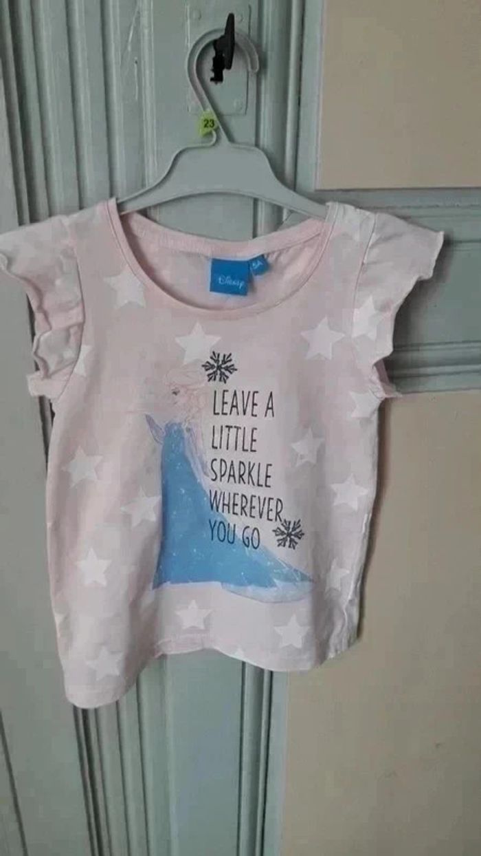 T shirt Reine des neiges 5 ans en très bon état