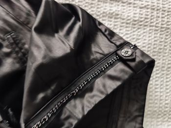 Pantalon noir légèrement brillant. T 42. Coton et polyester.