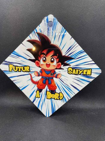 🔥 Plaque voiture “Futur Saiyan à bord” – Dragon Ball – Ventouse 14x14 cm