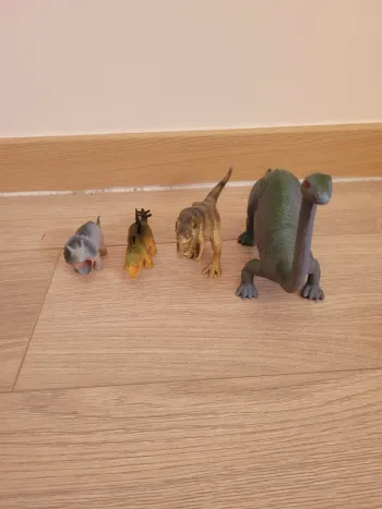 Lot de figurines disnosaure