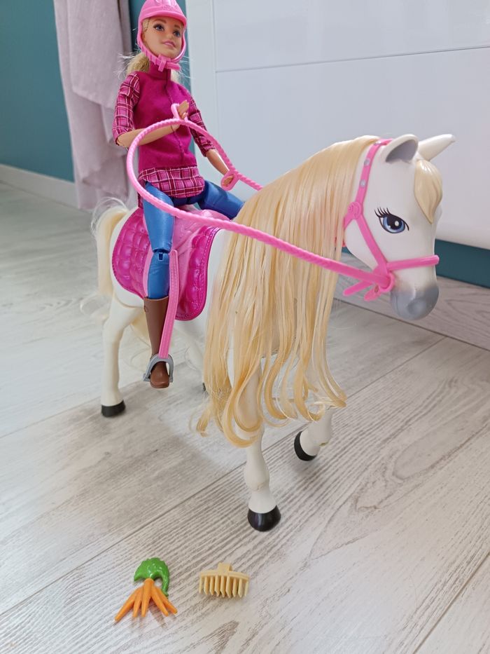 Barbie et son cheval qui marche