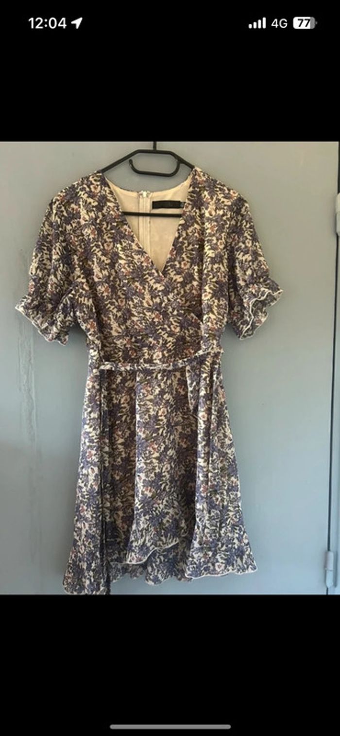 Jolie petite robe avec motifs et détails, ceinture à la taille • Miss Guided • Taille 34/XS