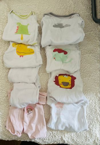 Lot de 23 bodies 1 mois multiples marques 