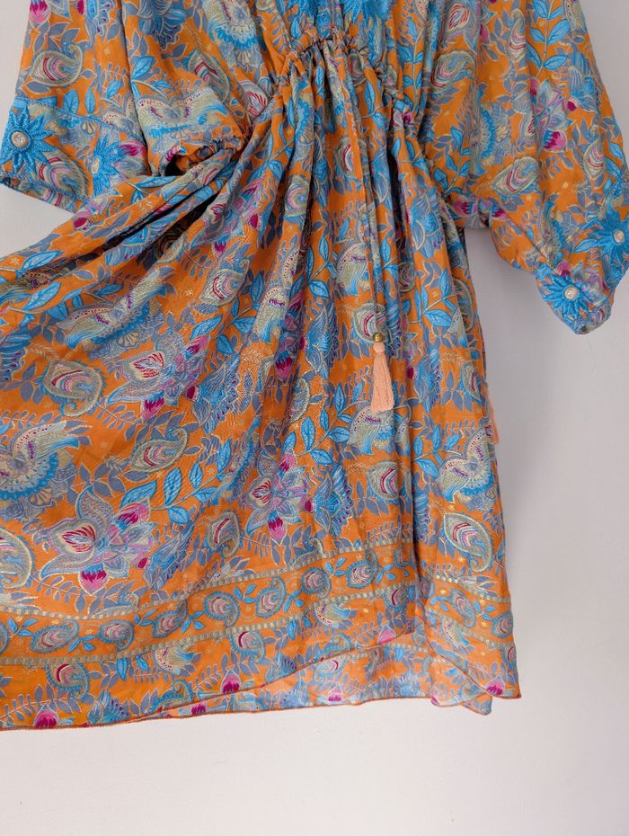 Robe d'été 
Look bohème hippie chic 
Couleur orange bleu 
Imprimé floral oriental 
Style kimono 
Taille 40 L
Très bon état - photo numéro 7