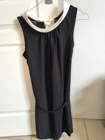 Robe noire avec col blanc, excellent état, M