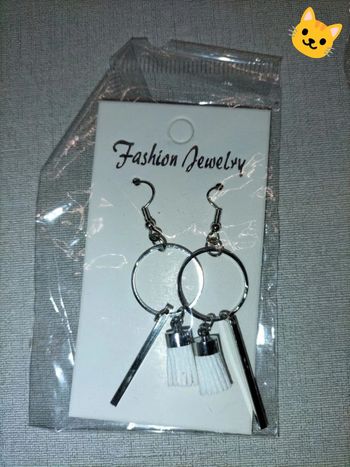 Boucles d'oreilles pendantes pompom blanc