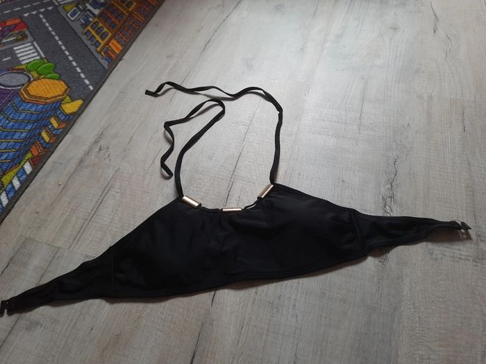 Haut de maillot de bain noir bijoux