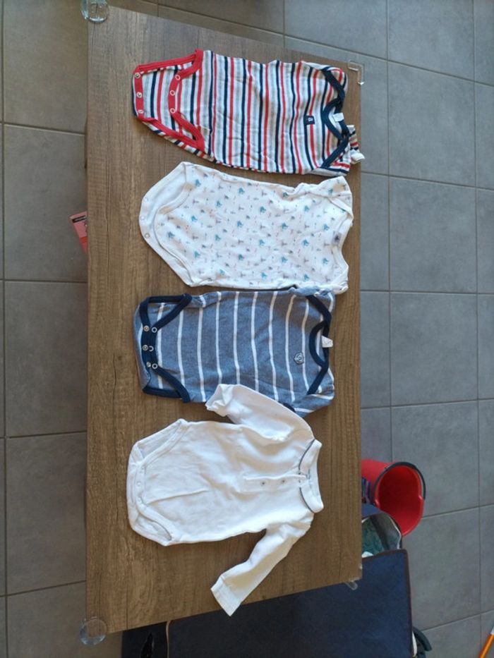 Lot de 4 body petit bateau et bout de chou 9 mois