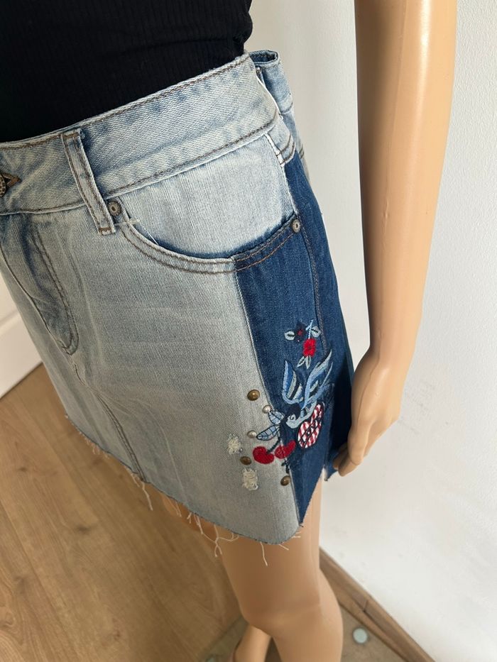 Jupe en jean neuve avec broderies Desigual taille 34 (taille très grand) - photo numéro 4