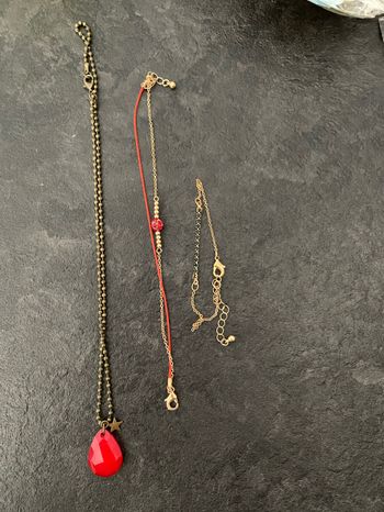 Lot 1 collier rouge et 2 bracelets perles rouge et vert