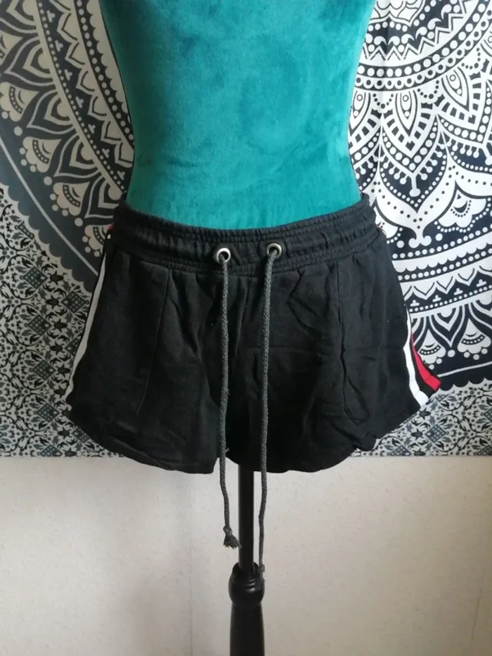 Short noir avec rubans poches et lien a nouer à la taille / jennyfer / (L)
