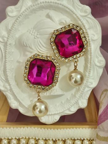 Boucles d oreilles avec zirconium, perles d eau douce et pierre topaz fushia en acier inoxydable