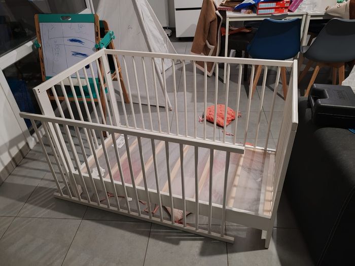 Lit évolutif bébé avec tour de lit.