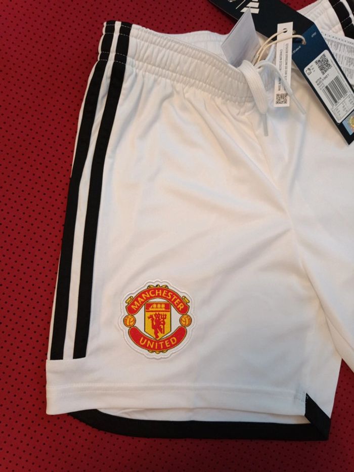 Short de foot Manchester United, Adidas Authentique Officiel taille enfant 9/10 ans, Neuf - photo numéro 2