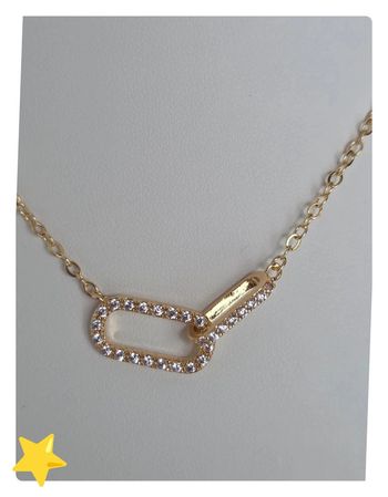 Collier maille jaseron dorée avec pendentif entrecroisé et pierre d'ornement