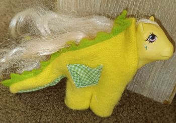 Figurine poney rosedust + costume déguisement dragon