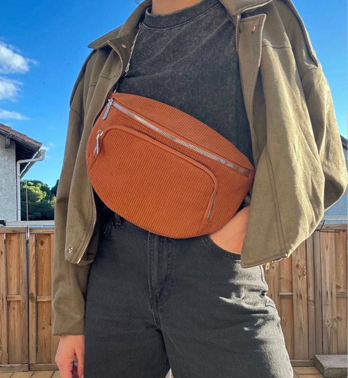 Sac banane en velours côtelé marron - photo numéro 2