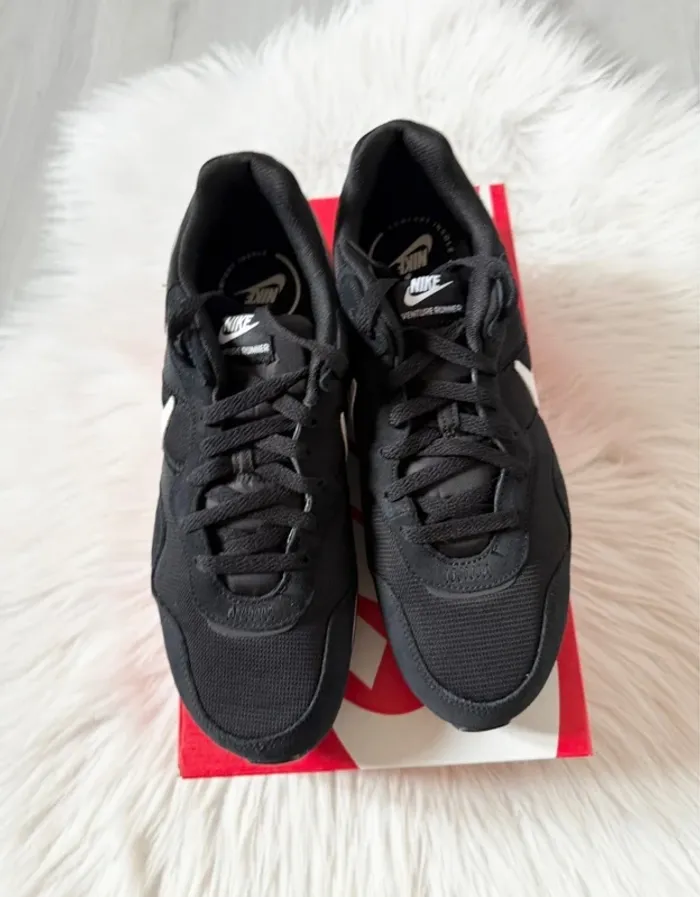 Nike Venture Runner – Taille 44,5 – noir/blanc – Neuf avec étiquette - photo numéro 11