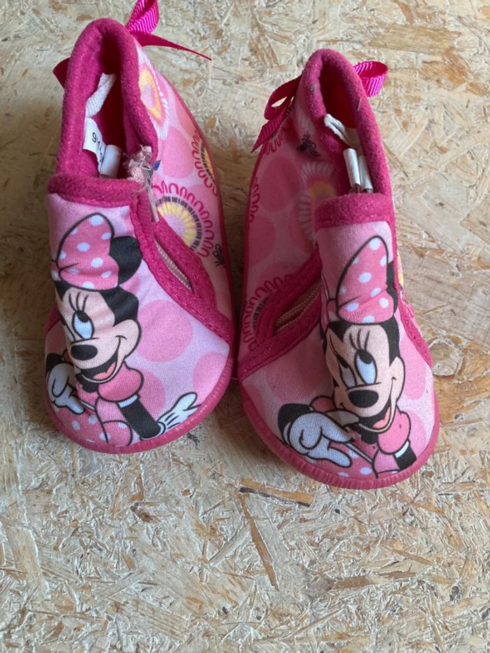 Chaussons Minnie Disney taille 18 – Très bon état, adorables et confortables !