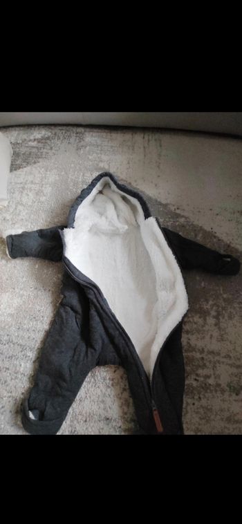 Veste à capuche molletonnée. Avec protection mains et pieds pour que bébé reste au chaud