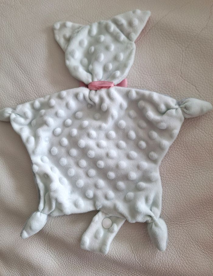 DOUDOU PLAT CHAT BLANC/GRIS RELIEF BOULES - ATTACHE-TETINE - photo numéro 2