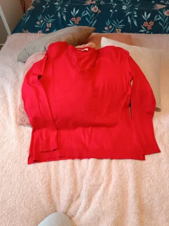 Pull col V dentelle rouge femme