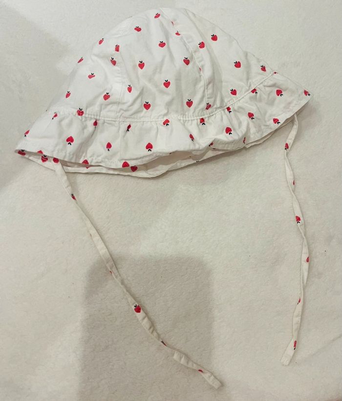 Chapeau / Bob blanc avec petites fraises en forme de cœurs Kiabi taille 49 - photo numéro 4