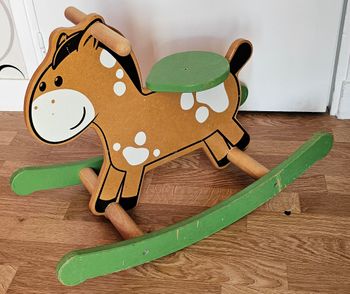 Cheval à bascule en bois