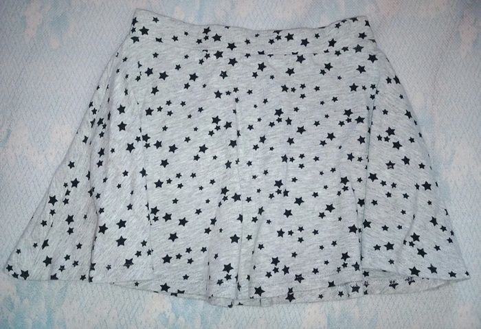 Jolie Jupette grise avec motifs étoiles noires 6ans