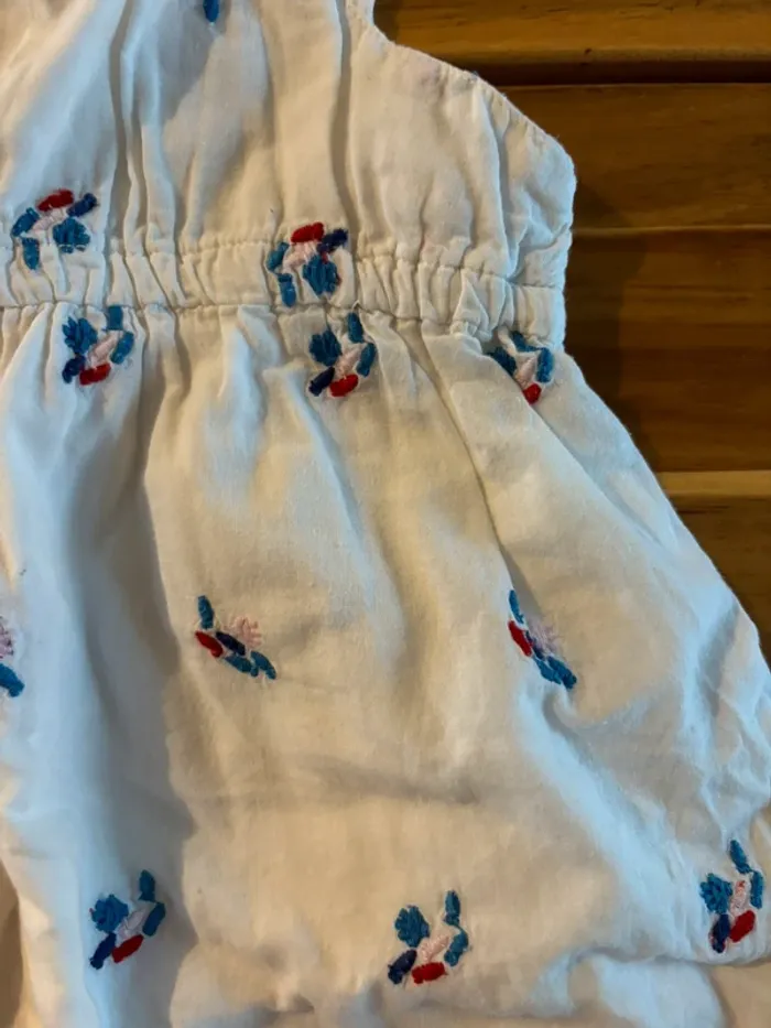 Robe sans manches blanches à petites fleurs - photo numéro 3