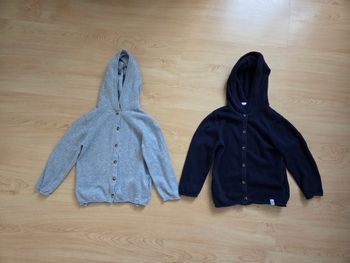 Lot 2 gilets à capuche taille 3 ans
