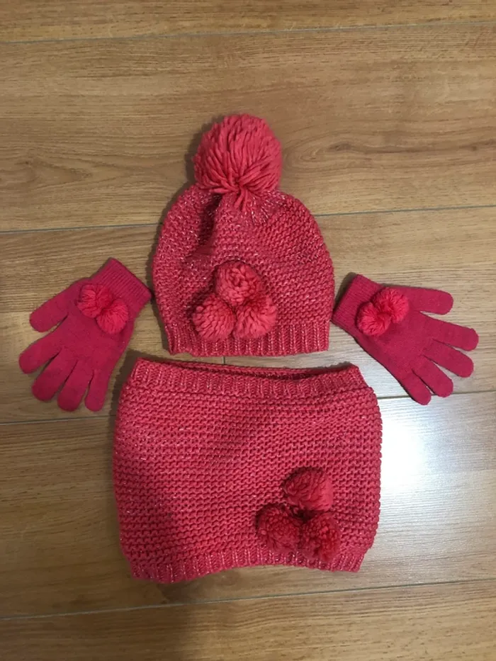 Bonnet à pompon et tour de cou et gants rose vif