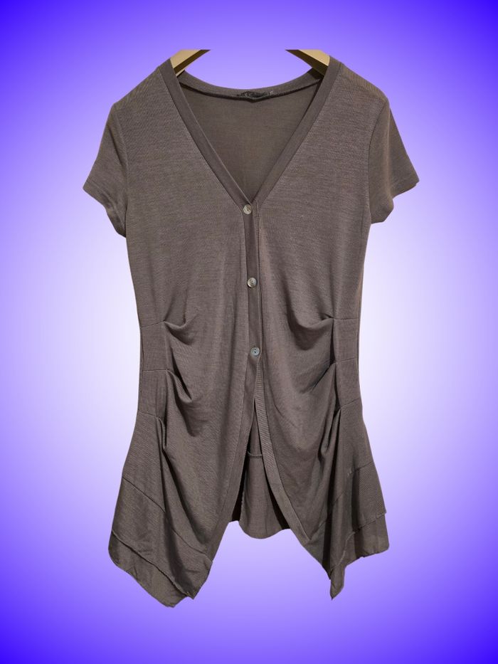 Gilet/Top Boutonné B&K Style – Coupe Asymétrique Longue – Plissé et Drapé – Gris Taupe – Taille 3 – Très Bon État