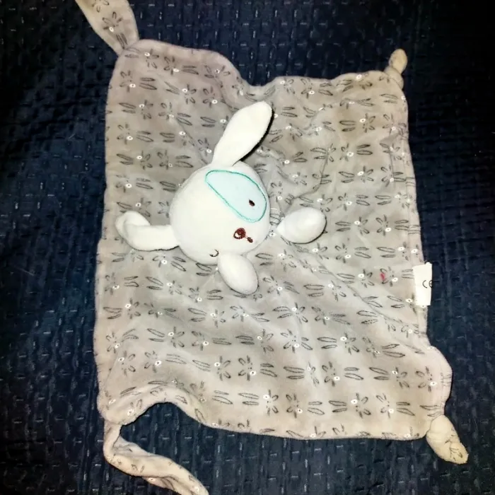 Doudou plat lapin Siplec Leclerc gris et blanc cocard