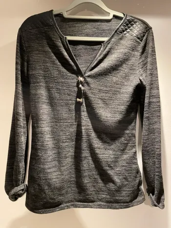 Pull léger bouton papillon taille 36 très bon état