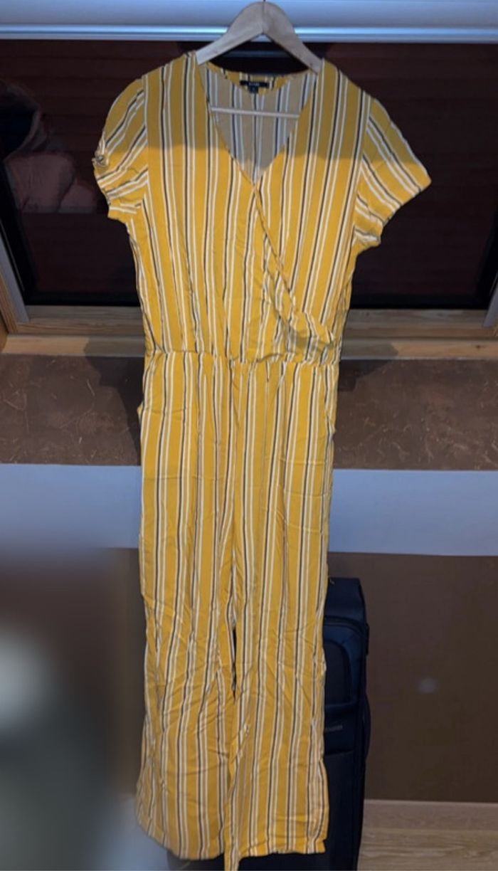 Combinaison jaune à rayures