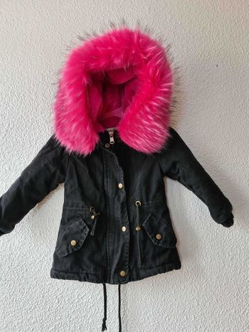 manteau noire et fourrure rose