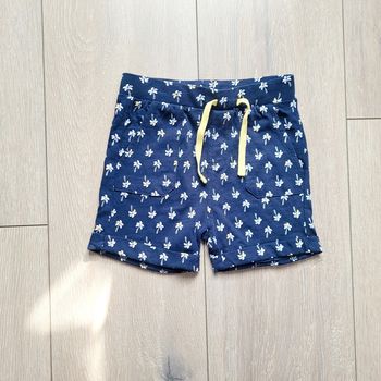 Short bleu avec motif blanc. Fille 18 mois. Marque Obaibi