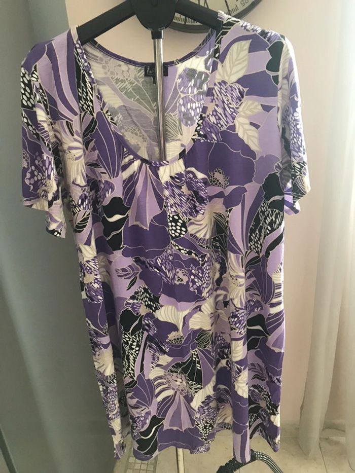 Robe violette fleurie