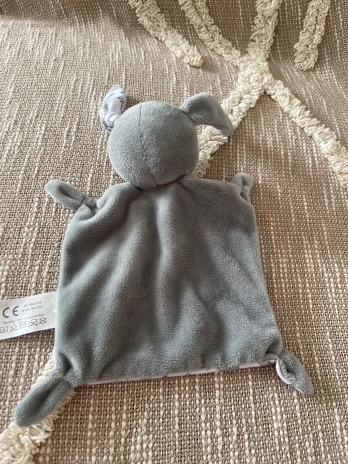 Peluche doudou plat 21cm IKKS chien loup lapin gris parfait état - photo numéro 3