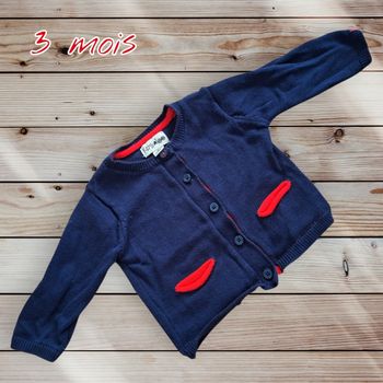 💙🧥 Gilet bébé bleu – liseré rouge ❤️🧥