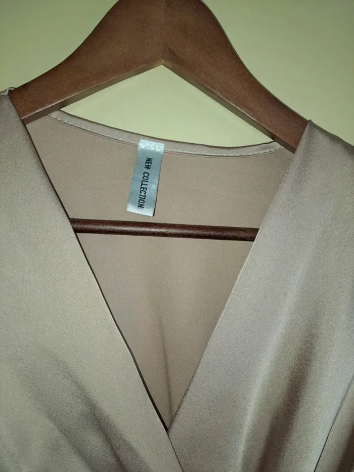 Superbe blouse beige new collection 5eme saison comme neuve 36 à 40 - photo numéro 3