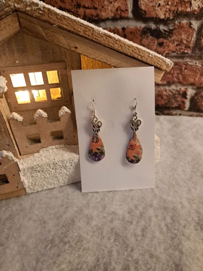 Boucles d'oreilles pendante en résine florale et argenté